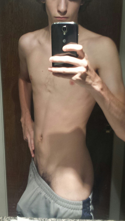 Hot twink mirror selfie.