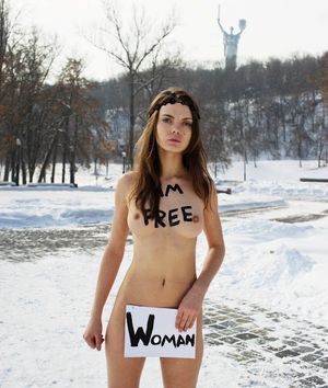 Another snowy Femen picture :)