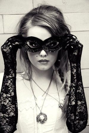 halloween-costume-ideas-lace-mask (4)