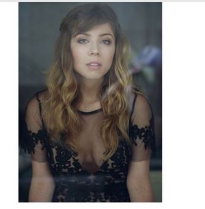jennette mccurdy classy cleavage