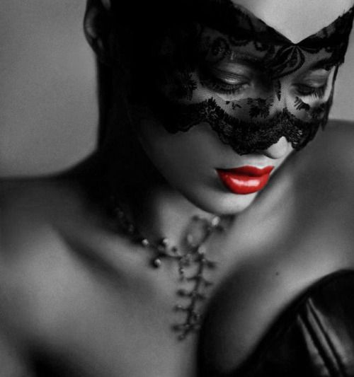 Black lace mask
