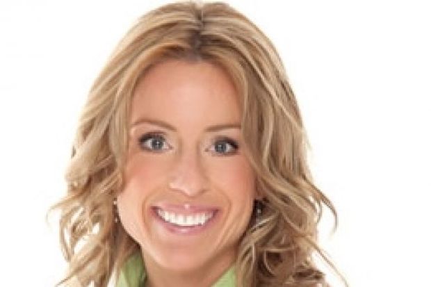 Reconnaissable entre mille, Isabelle HUOT se distingue par son visage parfait perpétuellement souriant
