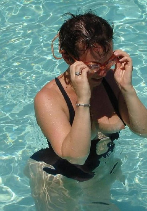 thenippleslipblog:The Nipple Slip Blog