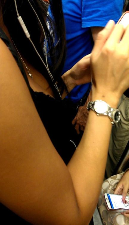 asiavoyeur:
playing with phone downblouse