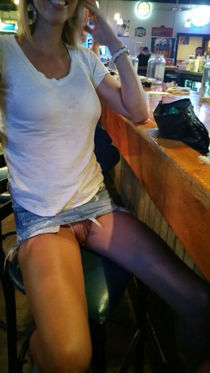 upskirt-police:

die Upskirt Ansicht von pantyless Frauen lieben...