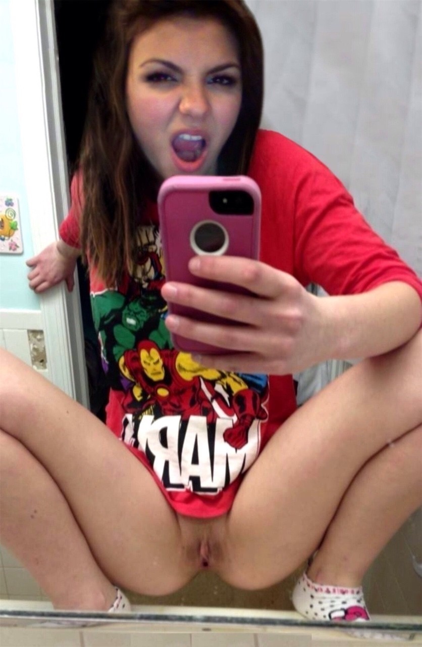 Exgf lets a little bit of squirt out for a nice selfie