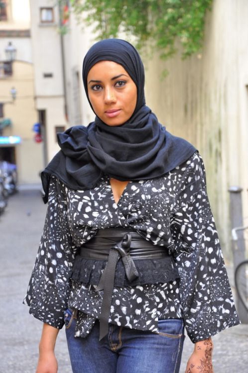curvesincolor:

Mouna Saathya.