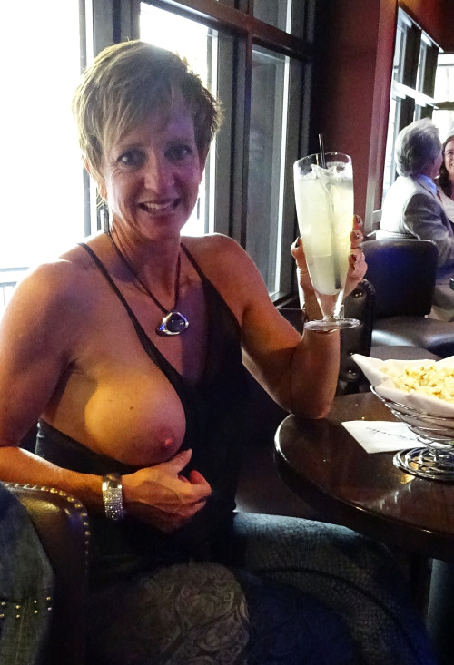 angelmarx:
rusty biker submitted this, very good public flashing...