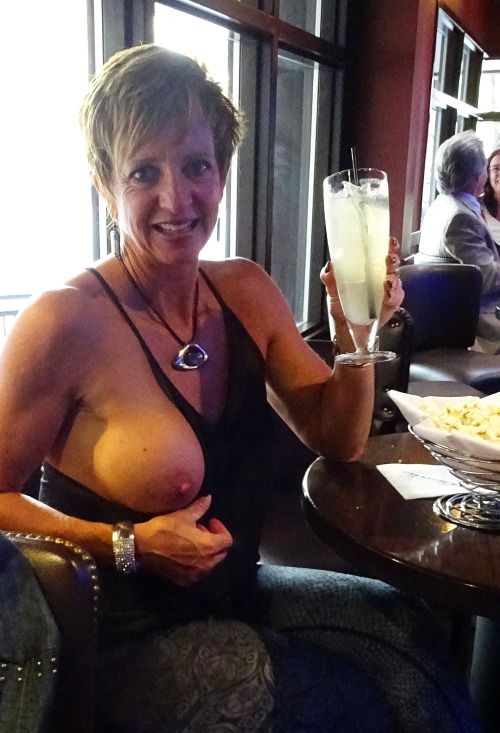 angelmarx:
rusty biker submitted this, very good public flashing...