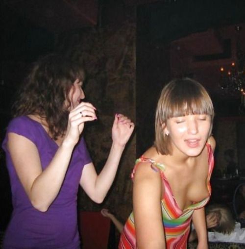 voyeurcandid:
upskirtandnipslip:
Look ma, no bra