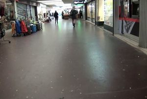 B&eacute;atrice, quarantenaire, pr&eacute;paratrice en pharmacie, d&eacute;fonc&eacute;e par tous les trous par des jeunes ! (vid&eacute;o exclusive)