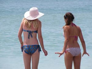 Beach Buns on Bikini chicks