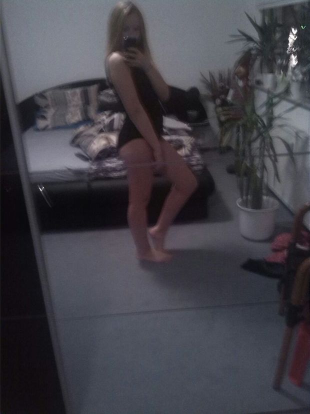 dream babe blonde big ass selfie