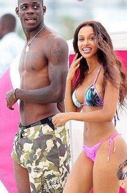 Fanny Neguesha (WAG belgium) k es eso k te cuelga? (up swinwear for hidden big cock)