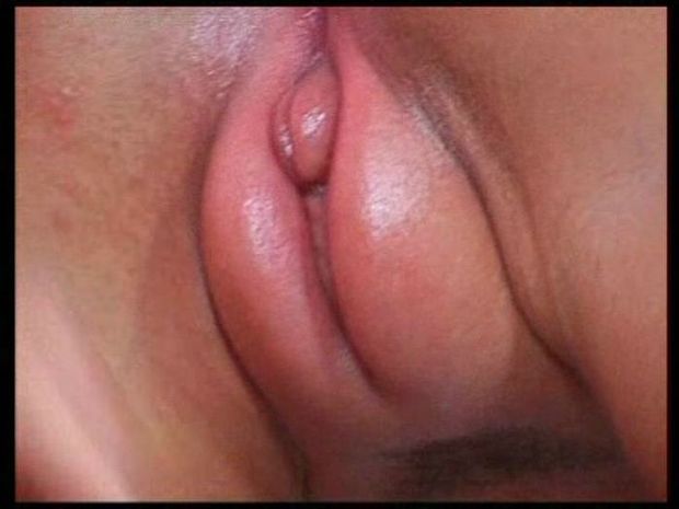 nice peeping clit between pumped up pussylips