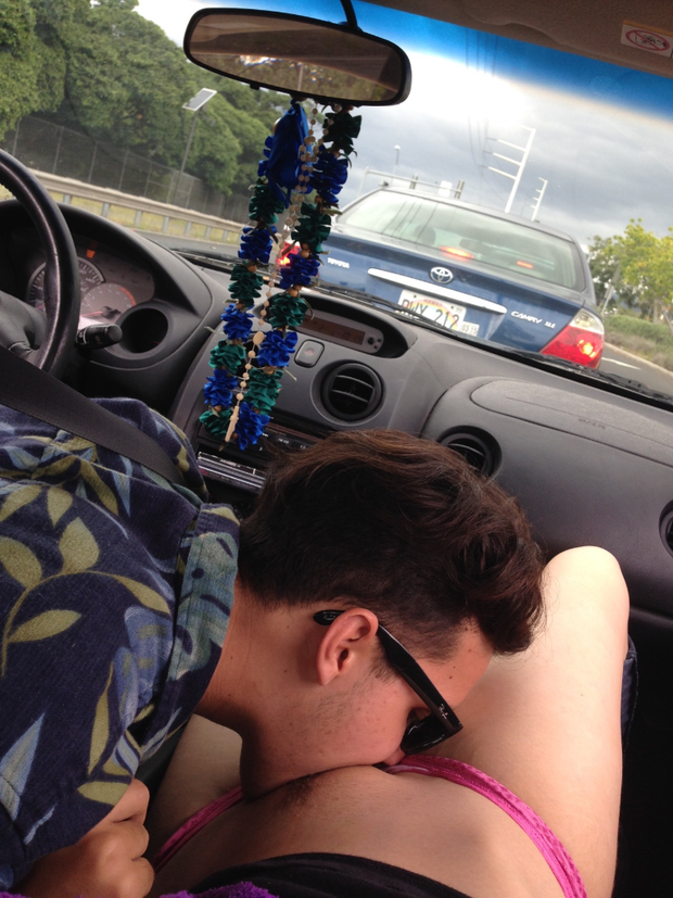 Eating eating girlfriend pussy in traffic