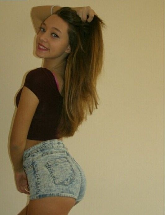 Jeune fille dans un super short