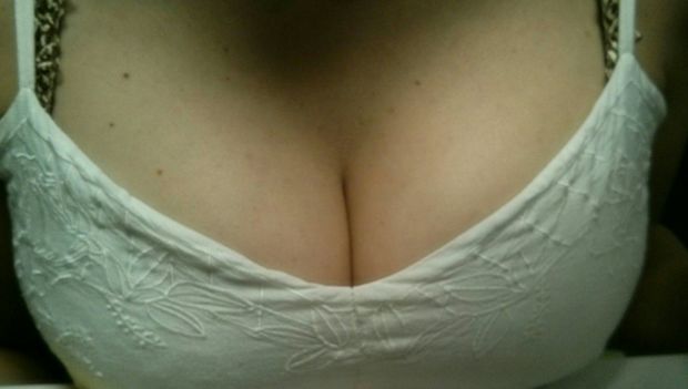 My wife's cleavage - El escote de mi mujer