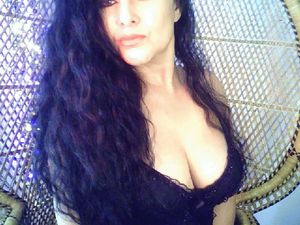 Hoi geile mannen, ik ben #webcamslet en #amateurhoer Roxxy uit #Eindhoven. Ik ben een geile #milf die graag met haar natte #kutje speelt voor de webcam. Als wij samen lekker klaar komen dan spreek ik ook graag af voor een hete #seks afspraak tegen...