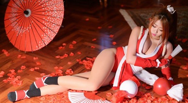 Hot babe dressed in Mai Shiranui costume