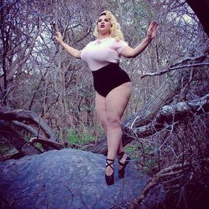 Buxom Burlesque Beauty Frostline Shake en Pointe!