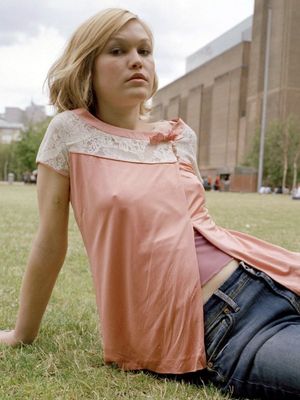 Breasts - Points Of Interest - Julia Stiles