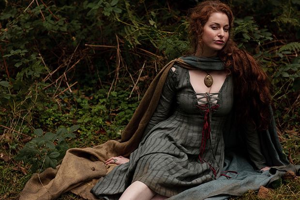 Esme Bianco -5/82 -5'8''- 34-24-35''-34B-Bra -121lbs -7-Shoe, British Beauty, G.O.T., Cunnilingus! -Yum! Yum!