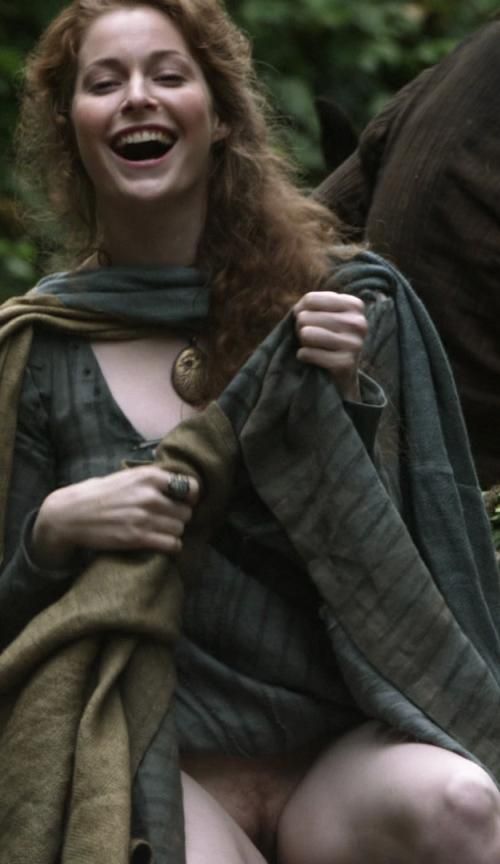 Esme Bianco -5/82 -5'8''- 34-24-35''-34B-Bra -121lbs -7-Shoe, British Beauty, G.O.T., Cunnilingus! -Yum! Yum!