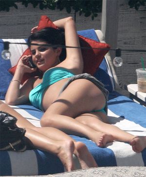 Selena Gomez -7/92 -5'5''- 34-24-34''-32B-Bra -106lbs -7-Shoe, Sweet Cunnilingus! -Yum! Yum!