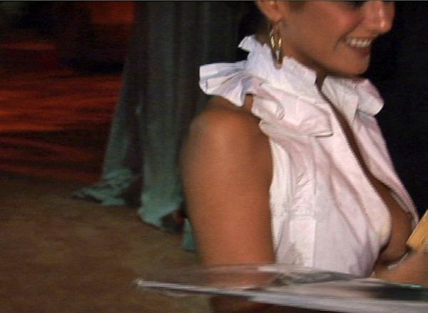 a la chiki d la Chriqui no se le ve el chichi oopS skirt too BIGWEB