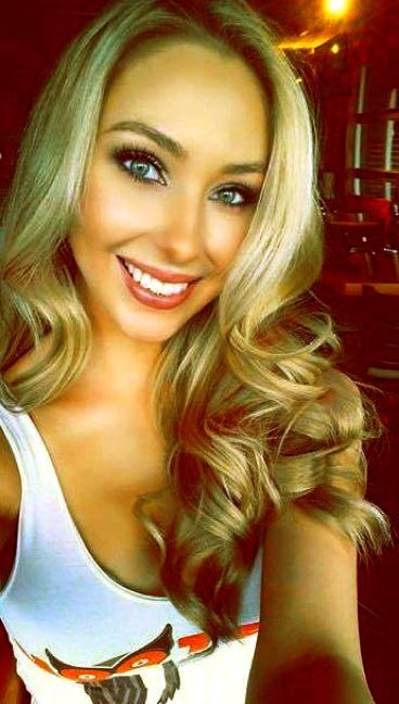HootersHostess