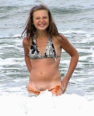 Sexy peek at the trimmed pubes