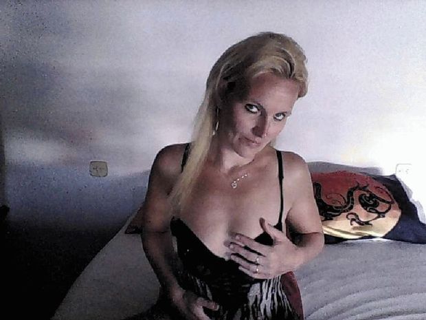 Hallo geile mannen, ik ben #webcamhoer MissNoa uit Sint Annaparochie. Ik ben een blonde milf van 34 lentes, ik heb mooie volle borsten en een strak en glad #kutje! Ik daag je graag uit voor de #webcam en jij mag zeggen hoe je mij klaar wilt zien...