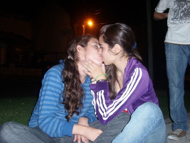kissing