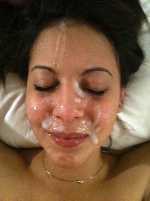 Morocha con la la cara llena de leche