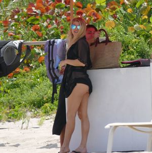 So hot Fergie posing in her sexy clothings