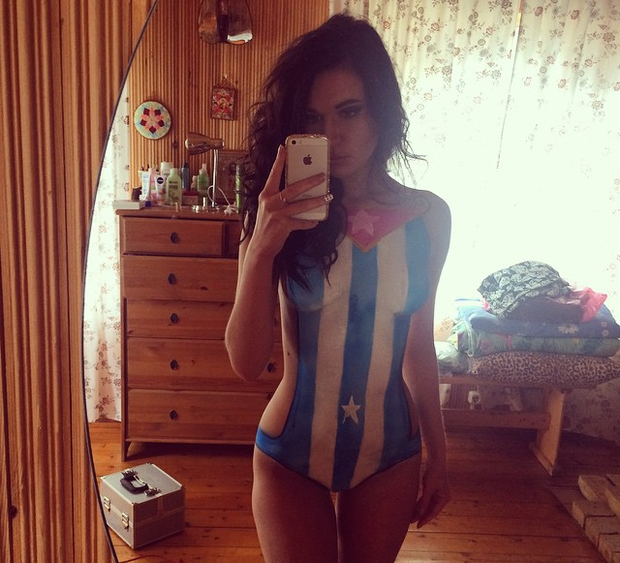 Follow for sexy selfshots Skylar & other gf pics. Follow me to see more.