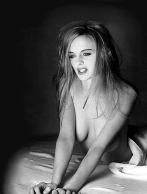 Heather Graham est terriblement sexy en maillot de bain