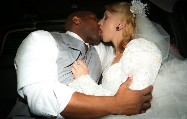 xnxx - New Couple Couldn't Control Their Feelings And They Started Smooching In Car.