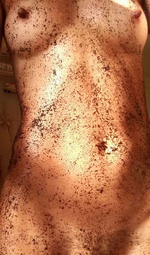 Nude FrmrCaliQueenB selfies. More photos of her on the link.