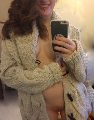 bumms0n3 show her sexy body. More photos of her on the link.