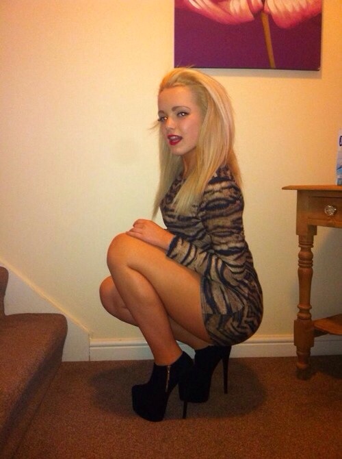 glasgaegurls:
She needs something in that pretty mouth!