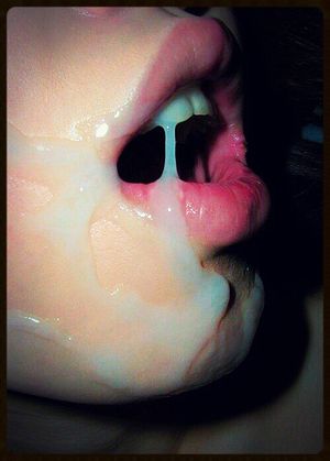 Preciosa boquita llena de leche.