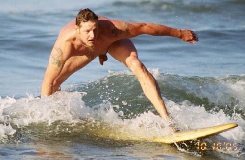 Surfeur tout nu