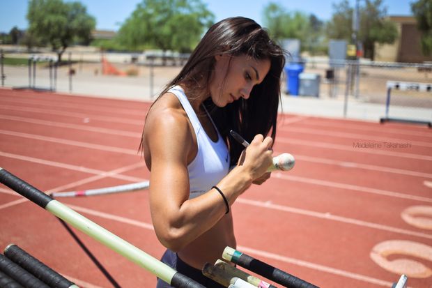 Allison Stokke - picking a pole