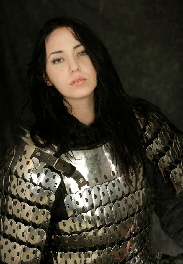 Female knight in plated-mail - closer