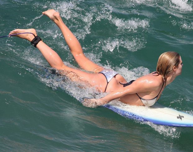 Surfer shows buttcrack
