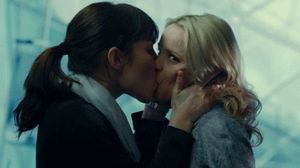 Rachel McAdams Lesbian kiss