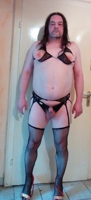 Potthässlich und Schwanzgeil. Das unförmige Fickfleisch lässt sich anspritzen,anpissen und vollkacken.