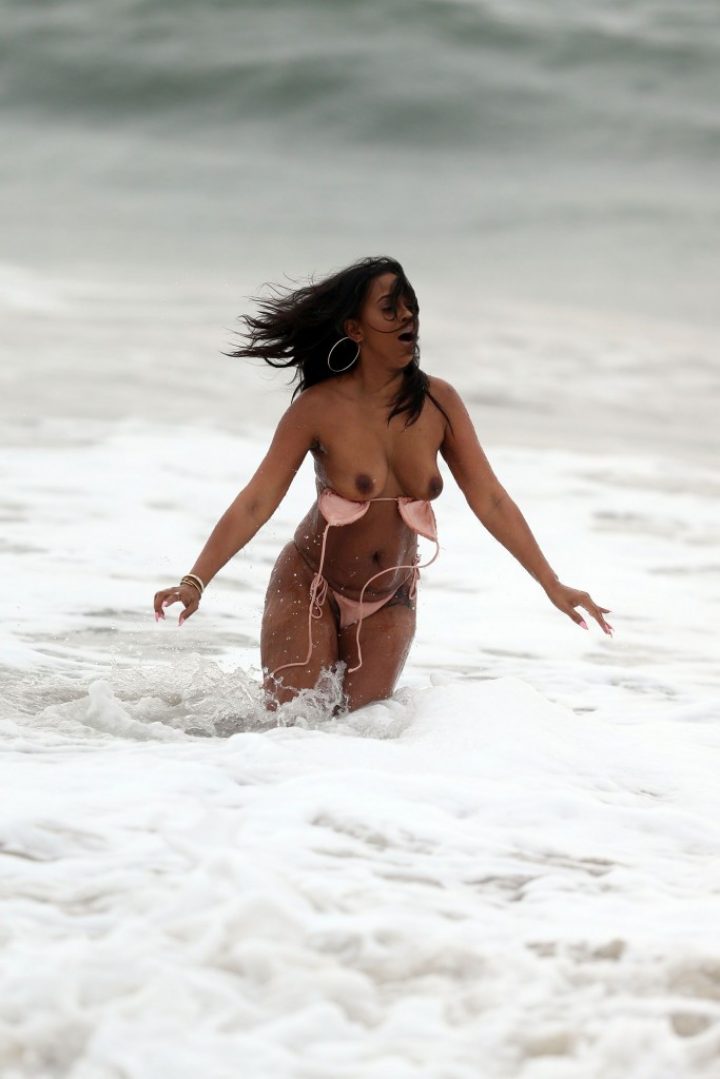 Sundy Carter Bikini Fail in the Ocean